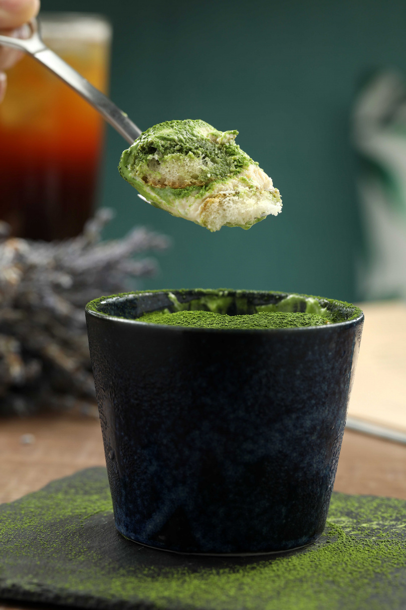 「京都抹茶提拉米蘇」從底層浸潤茶湯的手指餅乾、中間的抹茶馬茲卡彭起士、到表面的抹茶粉，全都使用日本京都小山園抹茶粉製作，真材實料一吃就知道。（180元）