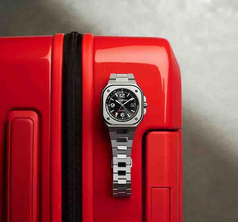 Bell & Ross「BR 05 GMT」兩地時間腕錶，41mm，不鏽鋼錶殼、錶帶，BR-CAL.325型自動上鏈機芯╱175,000元。（圖╱Bell & Ross提供）