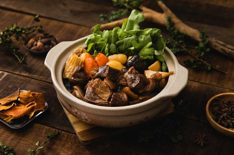 單點湯品首推「粵式羊腩煲」是港粵特區過年家家戶戶必吃佳餚。