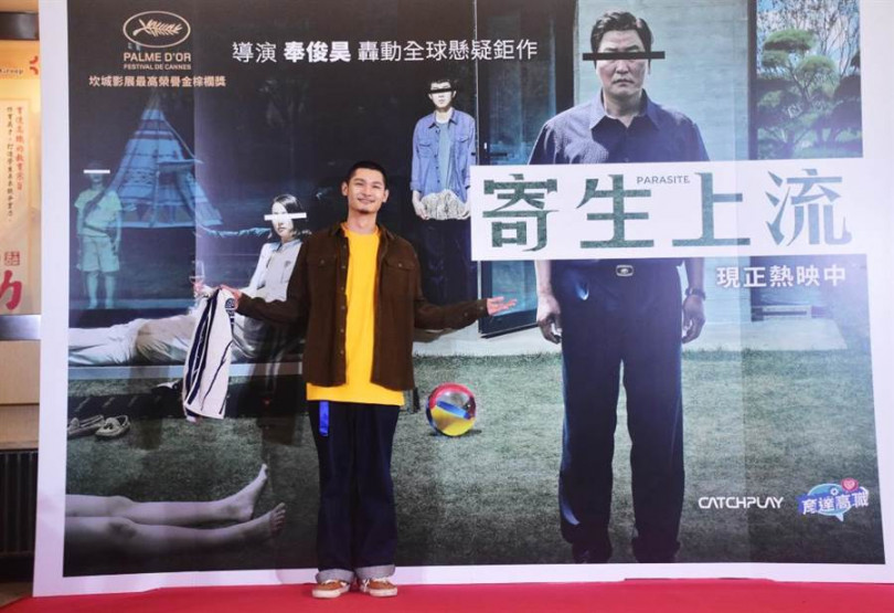 Leo王帶毛巾只是因為太會流汗。( 圖/CATCHPLAY提供)