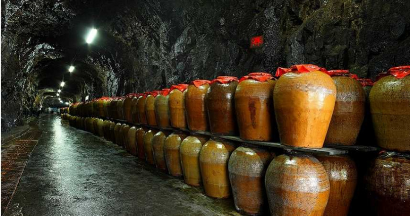終年陳放於溫度在16至19度花崗岩坑道中的窖藏「馬祖老酒®」。（圖／馬祖酒廠提供）