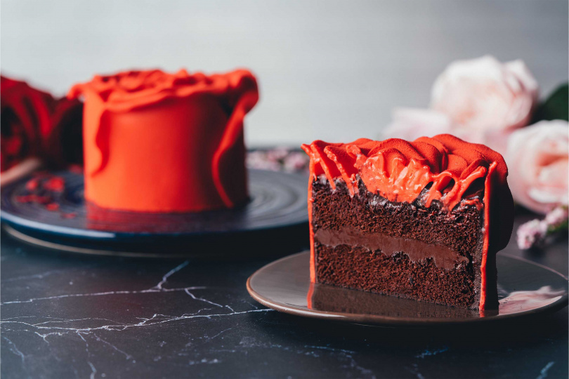 精緻擬真的紅玫瑰搭配上苦中帶甜的濃郁巧克力風味，打造顏值、口味兼具的完美蛋糕。(圖/BAC提供)