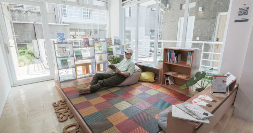 在二樓「夾腳拖圖書館」，旅人可以或坐或躺地在採用來自日本百年老牌 IKEHIKO池彥藺草製作的藺草毯上閱讀選書。（圖／林士傑攝）