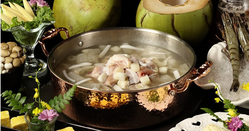 「竹笙椰子雞鍋」用純椰青水、椰肉製作湯底。（大780元，中580元。）（圖／店家提供）