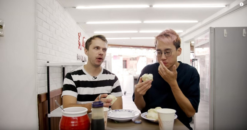 美國知名網路美食節目，拍攝團隊近日前進台灣，介紹了3間水煎包名店。（圖／翻攝自BuzzFeed Video YouTube）