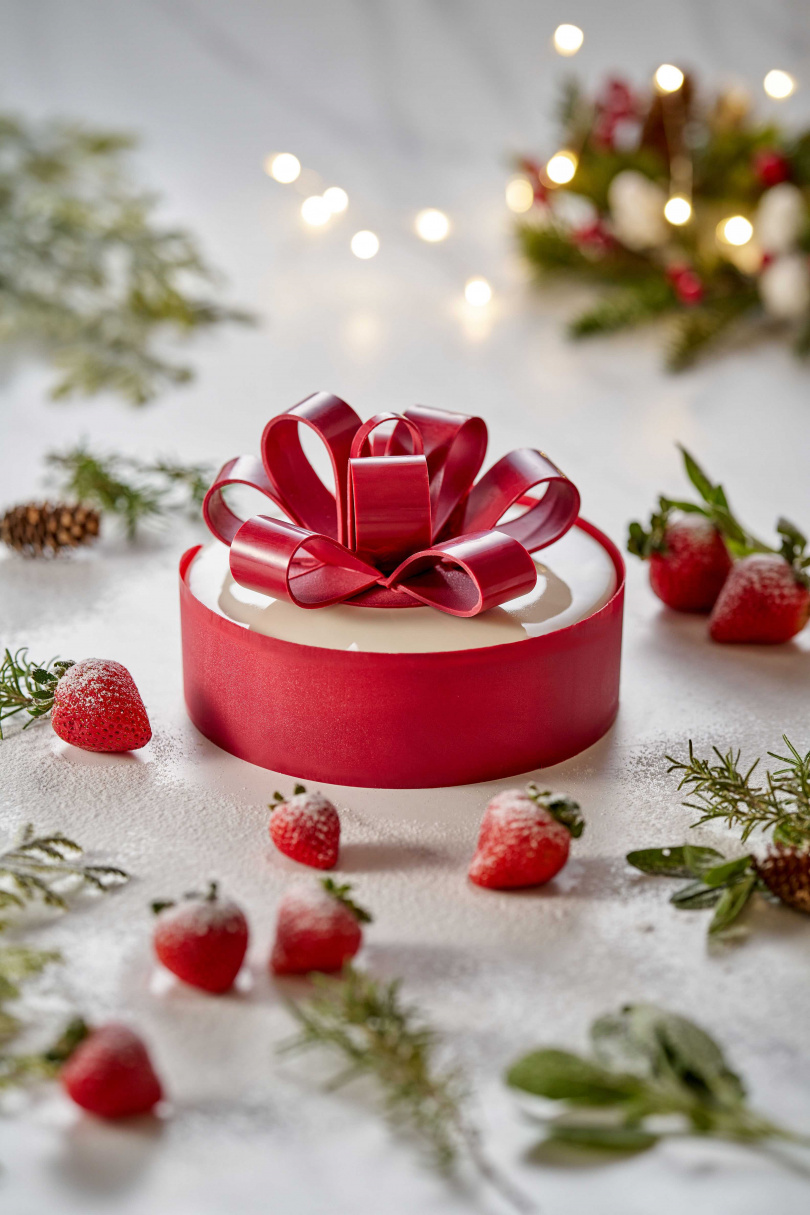 Moment café & bakery推出使用覆盆子、草莓果餡製成的七吋蛋糕「聖誕豪禮」。