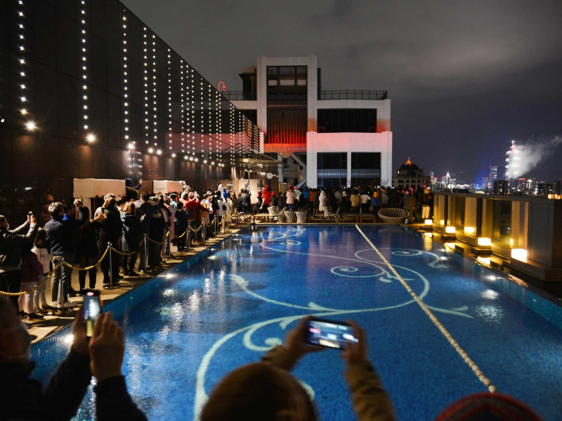 跨年夜最後倒數時刻，大倉久和大飯店將開放頂樓露天泳池畔，在璀璨101煙火中為2023年劃下完美句點。