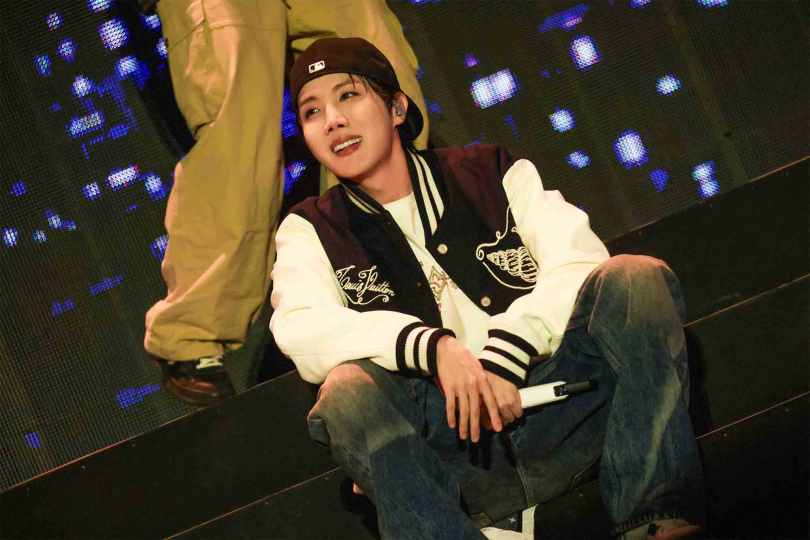 「重返街頭」橋段，蝴蝶紙花滿天飛舞，緊接著BTS組曲更是將氣氛推上高潮。（圖／Live Nation Taiwan提供）