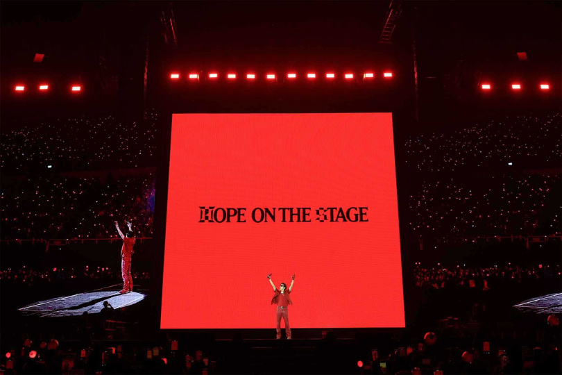 j-hope身穿紅色皮衣皮褲帥氣現身，引爆粉絲陣陣尖叫聲。（圖／Live Nation Taiwan提供）