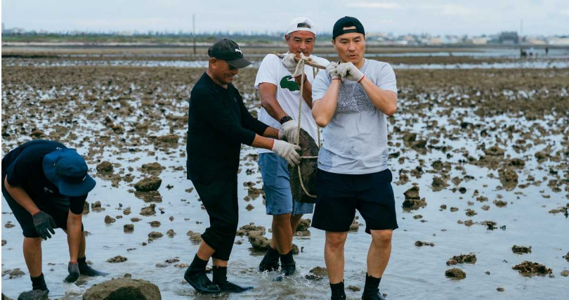 李銘忠(右1)與李銘順(右2)體驗維護石滬。(圖/公視提供)