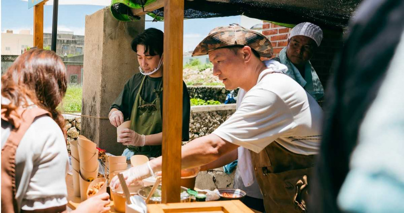 施名帥(左)、李銘忠(中)與李銘順(右)聯手經營快閃店。(圖/公視提供)
