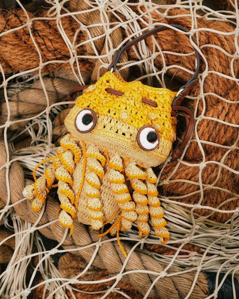 Anya Hindmarch Raffia草編章魚包款/25,580元(圖/CLUB DESIGNER提供)