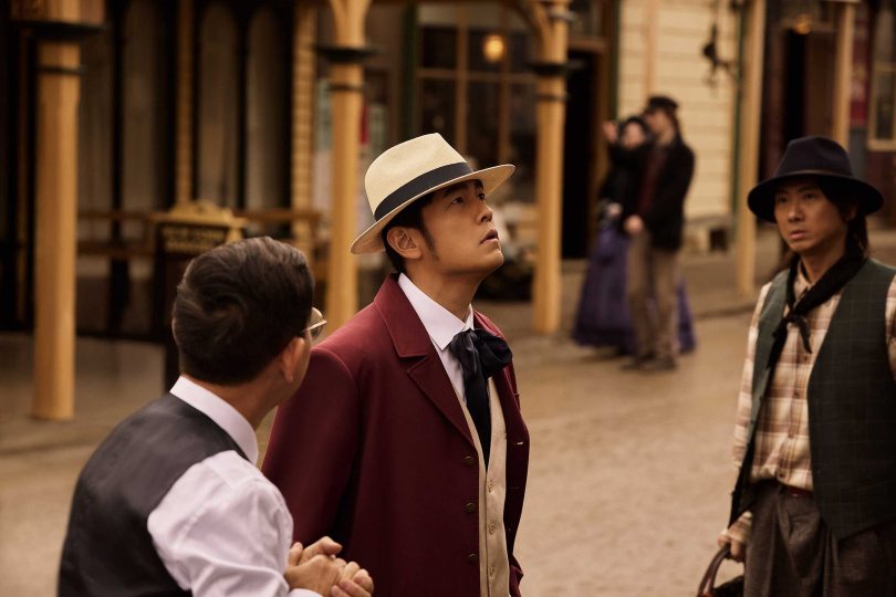 周杰倫擔任MV導演，並飾演探長的角色。（圖／杰威爾提供）