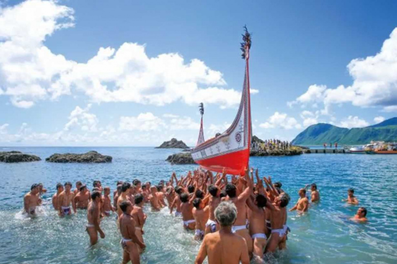 蘭嶼「達悟族飛魚祭」期間能見到神聖的拼板舟下水典禮與曬飛魚乾等壯觀景象。(圖/交通部觀光署提供)