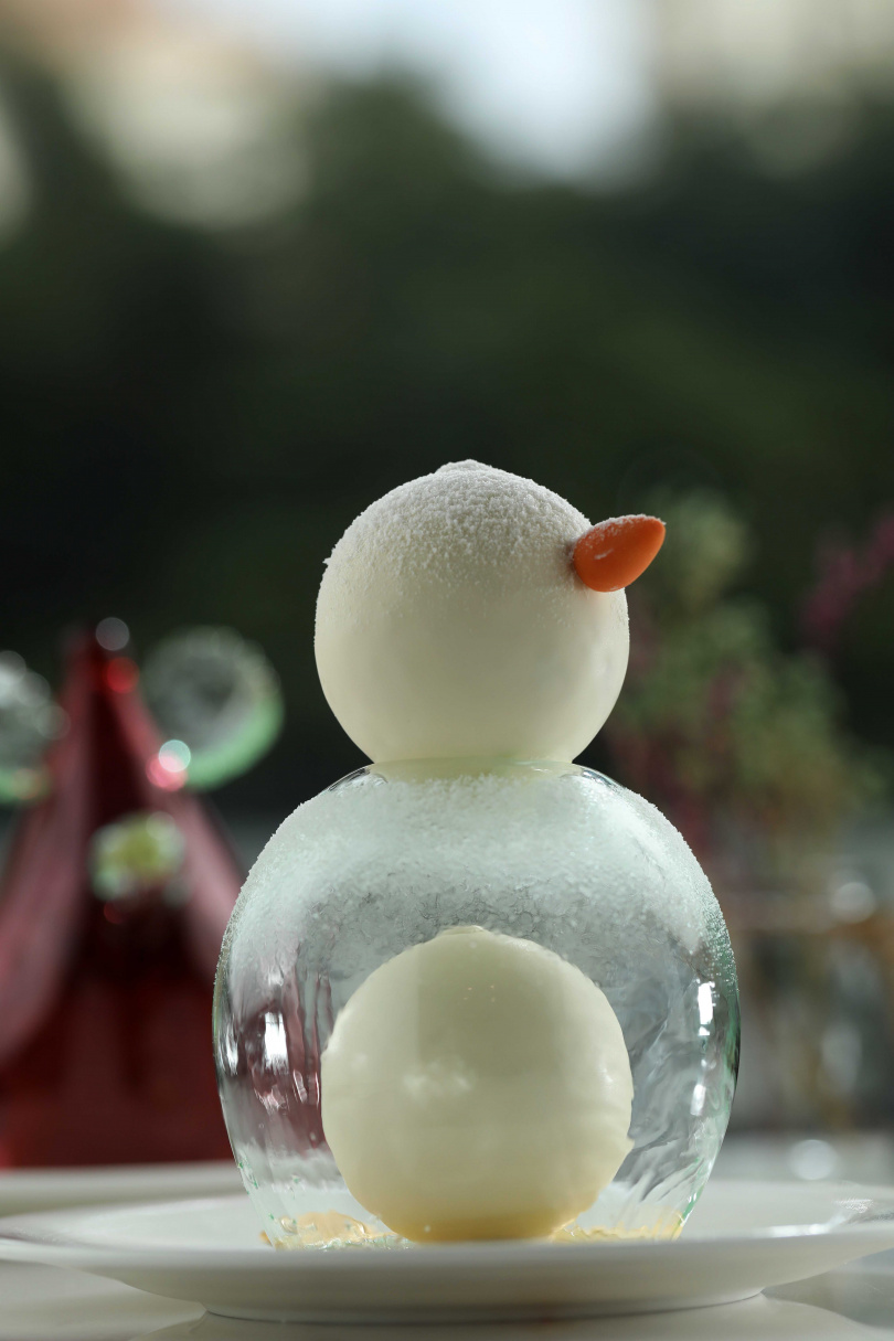 獨創的吹糖甜點會依照季節或節慶做出不同的童趣造型，圖為雪人。（220元）