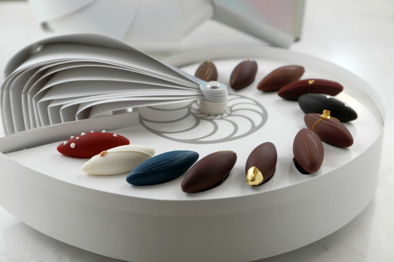 以鸚鵡螺造型發想設計「鸚鵡螺巧克力禮盒」，內含12顆魚型巧克力，口感耐人尋味。（1200元）