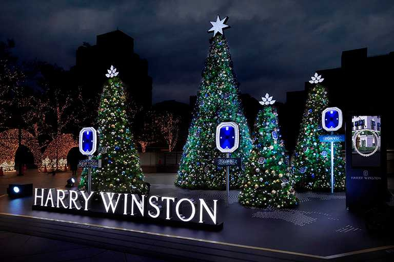 海瑞溫斯頓「Winston Wishes向愛啟程」祈願耶誕樹裝置藝術，在台北101購物中心信義路出入口。（圖╱Harry Winston提供）