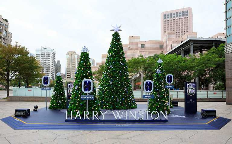 海瑞溫斯頓「Winston Wishes向愛啟程」祈願耶誕樹裝置藝術，在台北101購物中心信義路出入口。（圖╱Harry Winston提供）