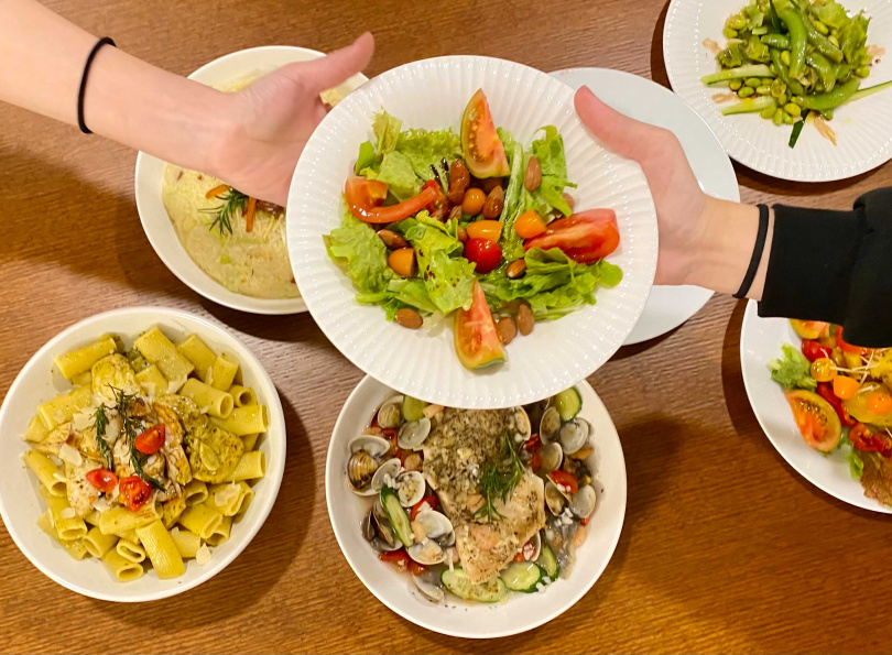 廚藝頗佳的李明川，堅持不同的菜色要搭配不同的餐盤餐具，才能讓食物看起來更美味更加分。（圖／李明川提供）