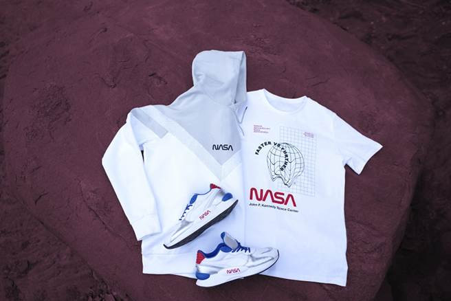 服飾左為:PUMA Space Agency長厚連帽T恤/NT2,480，右為:Space Agency短袖T恤/NT1,380。 (圖片:品牌提供)
