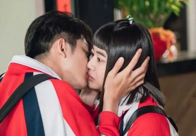 李星鏴和林輝瑝在戲裡上演吻戲，這也是她的螢幕初吻。（圖／TVBS提供）