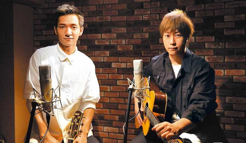 阿信（右）為四年前曾黃奕儒新歌彈奏吉他、拍MV。（圖／相信音樂提供）