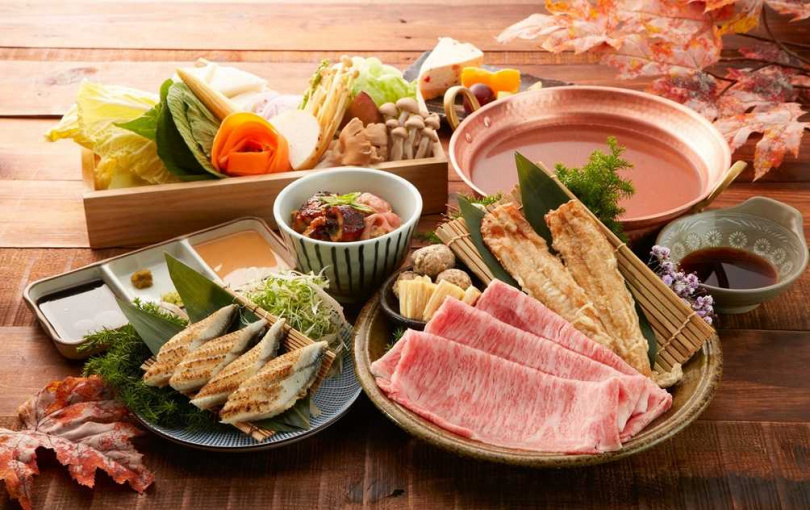 黑毛屋本家的「鰻魚日本和牛涮涮鍋」可嘗到鰻魚4重美味，包括「白燒鰻魚」、「炸星鰻」、「鰻魚雞肉丸」與「蒲燒鰻魚和牛丼」。（1,780元+10%，圖／乾杯提供）