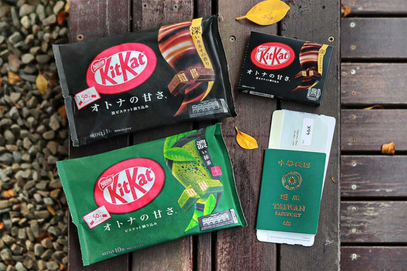 精選日本KitKat 50週年最暢銷的經典口味「KitKat濃黑巧克力口味」與「KitKat宇治抹茶」。