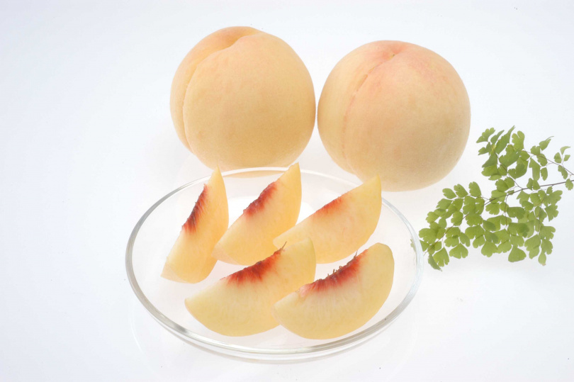日本岡山為桃太郎傳說的發源地，栽種歷史十份悠久，品種豐富，其中最高級的白桃，具有清爽高雅的甜味及柔嫩多汁的果肉，被稱為「日本第一美味」。