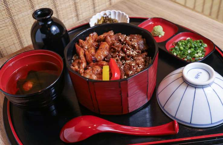 「牛雞鈴成飯」一樣可以三吃，雙拼時同樣搭配清爽的柴魚高湯。（330元）