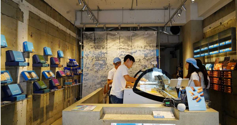 概念店找來「Mizuiro Design水色設計」操刀設計，以灰白色為主調，保留原始牆面和裸露地板管線。（圖／魏妤靜攝）