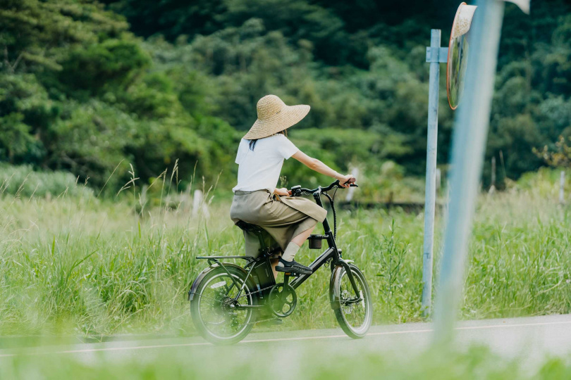 騎乘自行車漫遊大南澳地區，感受河堤海濱水田農家的田園風光。