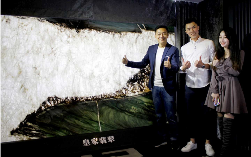 陳昭榮(左起)與吳老闆、主播若晴看到價值800萬的皇家翡翠直呼好震撼。（圖／豐聖大理石照片提供）