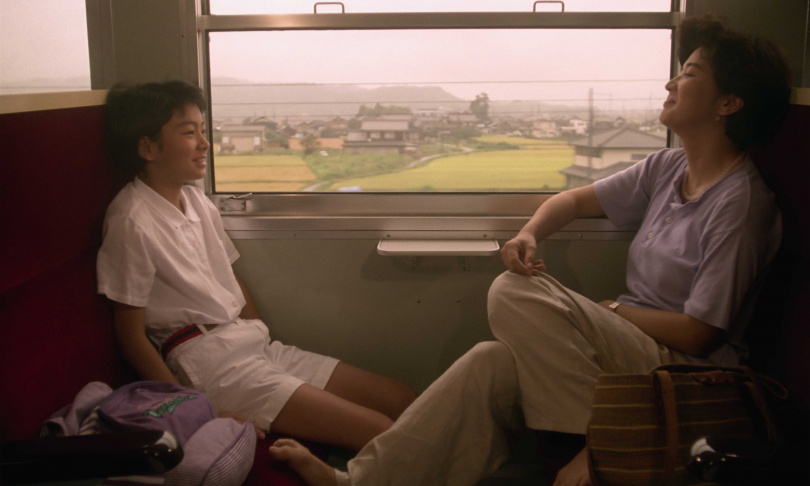 田畑智子（左）飾演天真活潑的小女孩，卻得面對母親與父親離婚的生活巨變。（圖／中影）