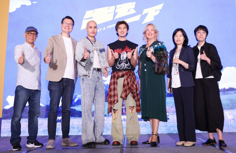 左起為節目總監製廖慶松、遠傳電信數位娛樂營運長Gary、黃宣、紐西蘭貿易發展中心處長Tina Wilson、文策院副院長胡婷俐、公視節目部經理於蓓華。(圖/《出去一下》提供)