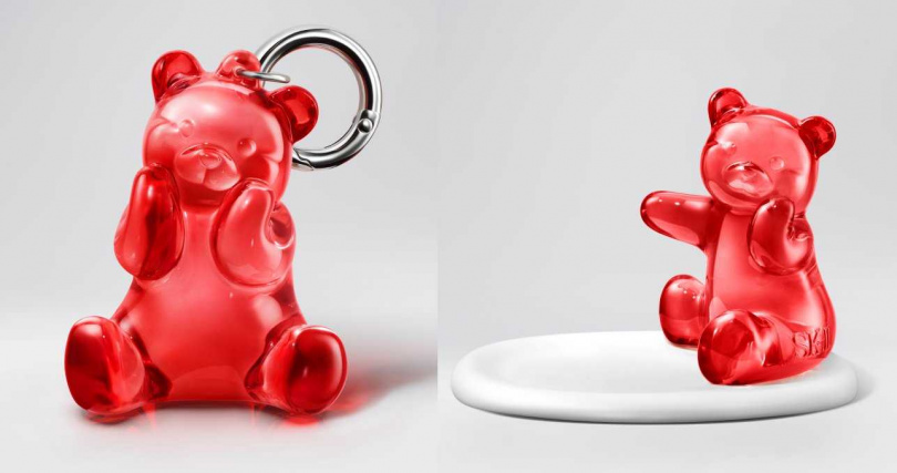 週年慶首四日只要購入青春露加任一肌源賦能煥顏系列產品，就能把PITERA™晶透小熊飾品托盤或吊飾一起帶回家。（圖／品牌提供）