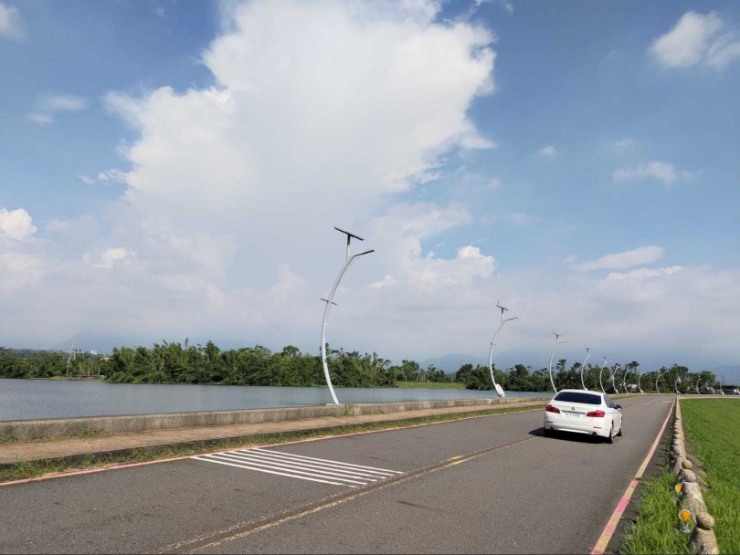 居高臨下的蘭潭，最早為荷蘭人攔水做埤塘作為灌溉使用，風景遼闊舒爽，美景處處。