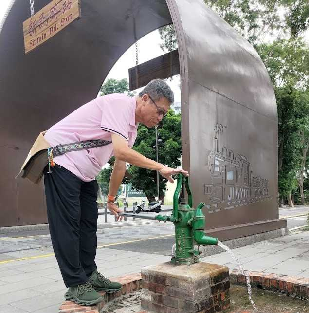 在較熱鬧的區段（如新民路口），都會看見裝置藝術或可供民眾方便使用的公共設施。（圖／高靜玉攝）