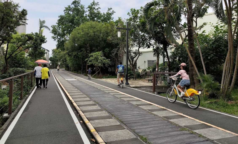 規劃得宜的「嘉油鐵馬道」路面平坦，綠蔭成林，不時可見在地居民悠遊其間。（圖／高靜玉攝）