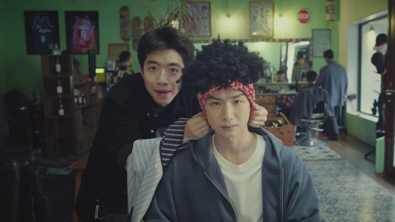 白敬亭嘗試許多特別的髮型。(圖/中天電視提供)