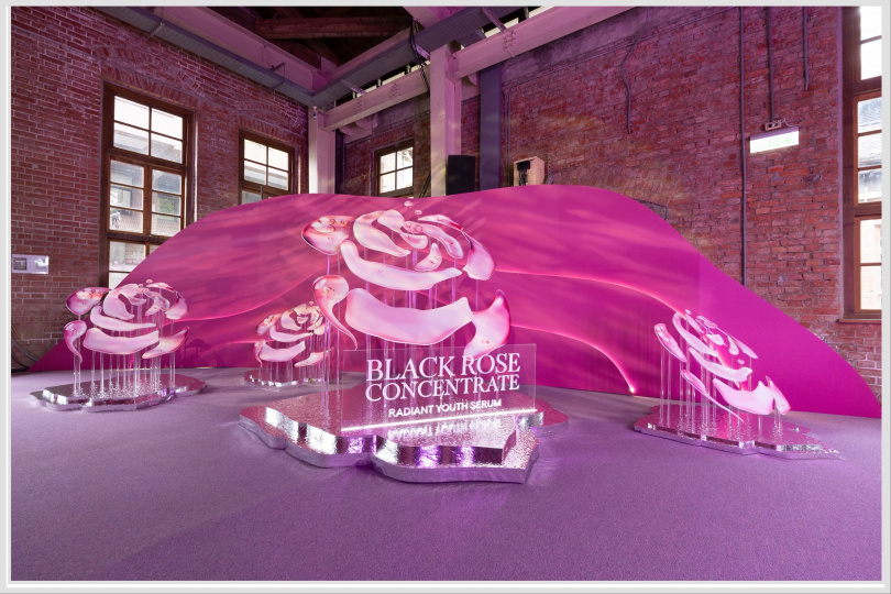 打造珍稀巴卡拉黑玫瑰莊園場景，讓人彷彿走入玫瑰花海。（圖／品牌提供）