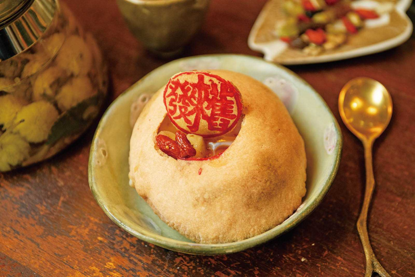 「椪烘蛋」是將台南人的月子餅「麻油椪餅煎蛋」加上酒釀與青醬。（140元）（圖／宋岱融攝）