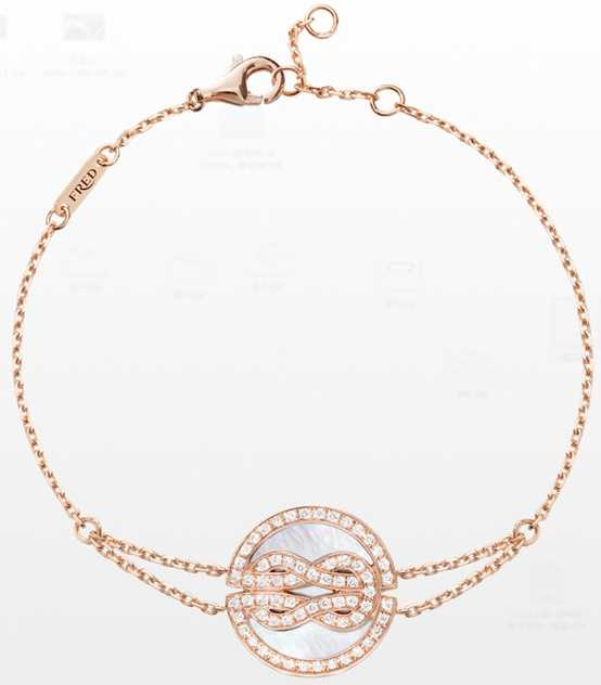 FRED「Chance Infinie」系列，玫瑰金手鍊，飾以鑲嵌鑽石及珍珠貝母的幸運鍊墜╱135,300元。（圖╱FRED提供）