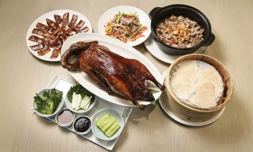 窯烤嫣紅片皮鵝。