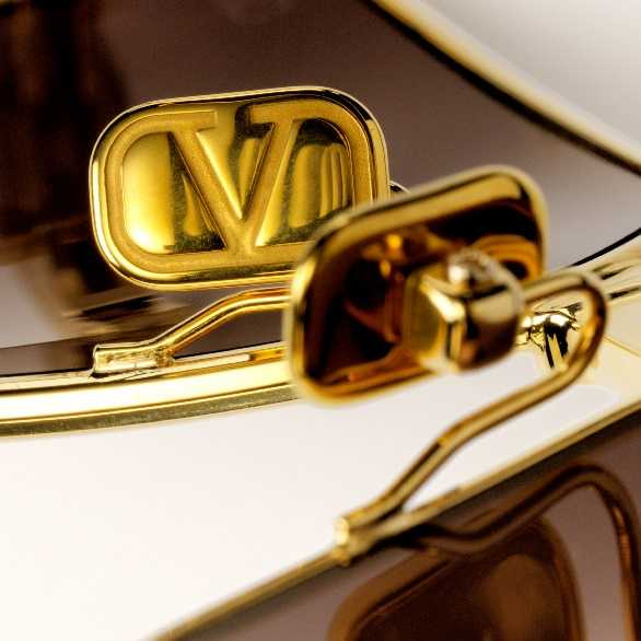 「Valentino XVI」，標誌性 3D Valentino 鉚釘鑲嵌於鼻樑、眉樑、鏡腿和鏡腿末端。