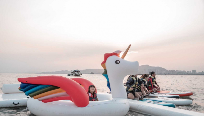 「金門自由行３日」加碼贈市價 2,280元「藍色公路+海洋樂園」，帶旅客體驗SUP立槳看夕陽和海上泳池活動，每人只要5,999元起。