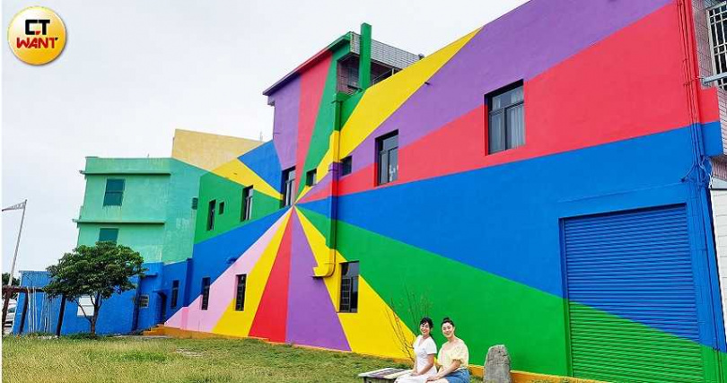 大武彩虹村一處屋牆上放射狀的彩虹圖樣也象徵著「希望」。