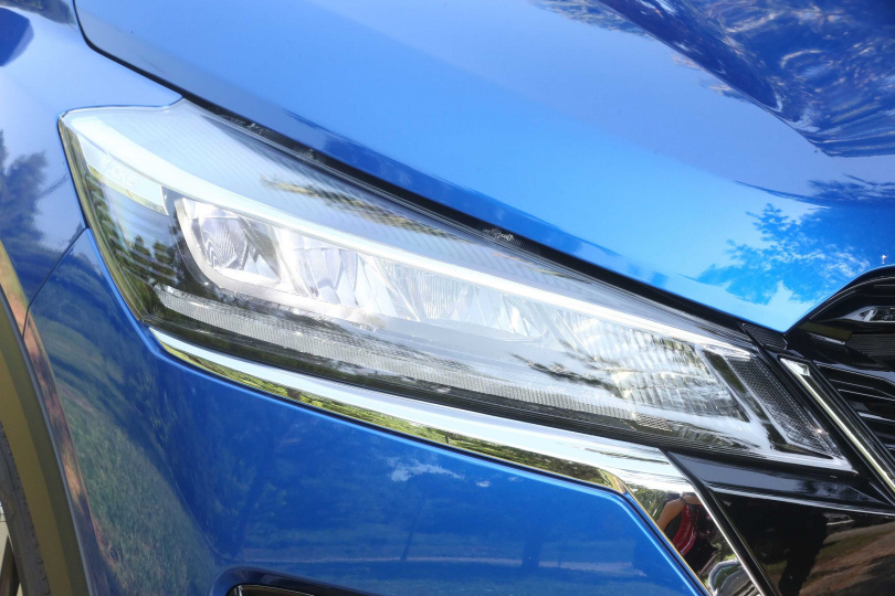 整合了LED日行燈及前霧燈，更將車頭的銳利線條展現出來。