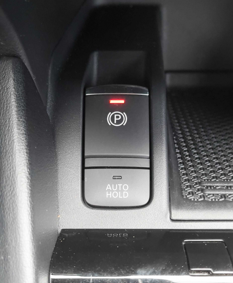 EBD電子手煞車與AUTOHOLD功能巧妙的整合於置物處旁。