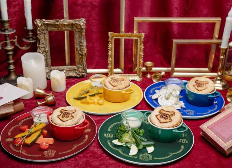 僅在1100-1700的咖啡廳時段內所提供的Cafe Menu，是霍格華茲四大學院為主題的４種起士吐司拼盤，其靈感也來自於哈利波特的魔法世界。（照片來源：東京觀光事務所提供）